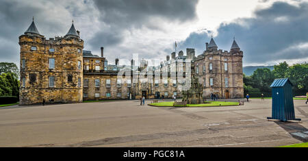 EDINBURGH SCHOTTLAND HORSE WYND HOLYROODHOUSE PALACE und Touristen Stockfoto