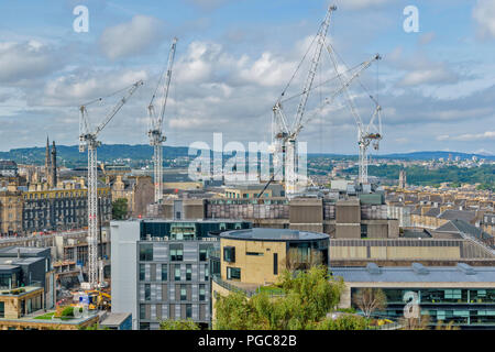 EDINBURGH SCHOTTLAND NEUBAU IN DER STADT UND VIER große Kräne Stockfoto