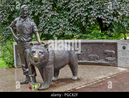 EDINBURGH SCHOTTLAND Princes Street Gardens WOJTEK der Bär Statue mit roten und weißen Blumen Stockfoto