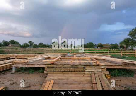 Grundrahmen Haus: Pfahlgründung und frame Vorlage zu Hause nach dem Regen Stockfoto
