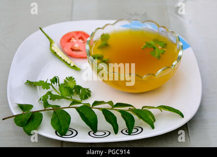 Gemüsebrühe in einer gestalteten Platte Stockfoto
