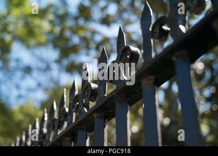 Detail der Schwarzen Schmiedeeisernen Zaun Stockfoto