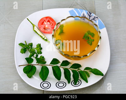 Gemüsebrühe in einer gestalteten Platte Stockfoto