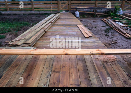 Ein Holzsteg nach dem Regen auf den Bau einer Frame House Stockfoto