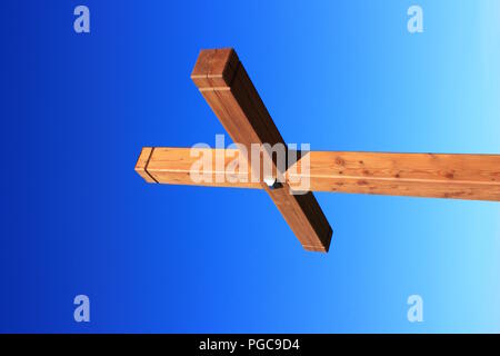 Blick auf eine einfache hölzerne Kreuz gegen den blauen Himmel. Stockfoto