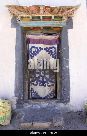 Tür Eingang eines Hauses in Lhasa, Tibet Stockfoto