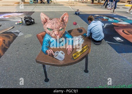 REDMOND, WA. /USA - 19. AUGUST 2018: Ein Künstler arbeitet an der Chalkfest Ereignis in Redmond, Washington. Die Lage ist Redmond Town Center. Stockfoto