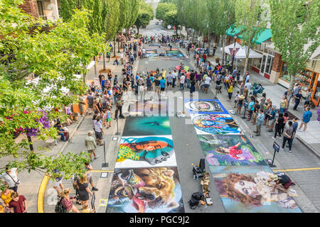 REDMOND, WA. /USA - 19. AUGUST 2018: Zuschauer genießen Sie Kunst an der Chalkfest Ereignis in Redmond, Washington. Die Lage ist Redmond Town Center. Stockfoto