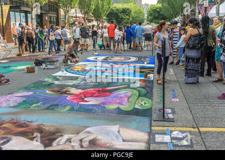 REDMOND, WA. /USA - 19. AUGUST 2018: Zuschauer genießen Sie Kunst an der Chalkfest Ereignis in Redmond, Washington. Die Lage ist Redmond Town Center. Stockfoto