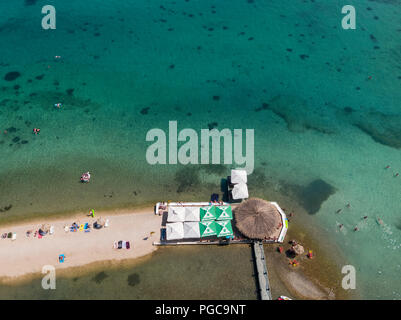 Luftaufnahme des Strandes in Novalja Stadt auf der Insel Pag, Kroatien Stockfoto