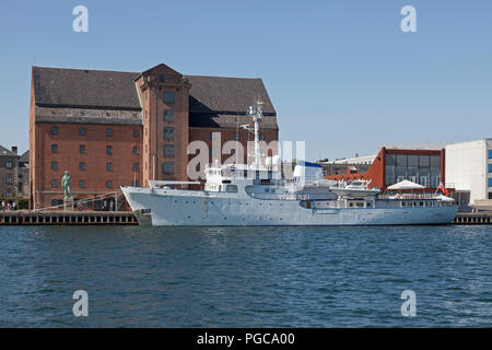 Britische yacht Capella C günstig bei toldbodgade an Skulptur David und Kunst galerie Royal Cast Sammlung im alten indischen Lager in Kopenhagen Stockfoto