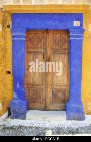 Blaue Tür umgebenden Holz Doppel Türen geschlossen. Stockfoto