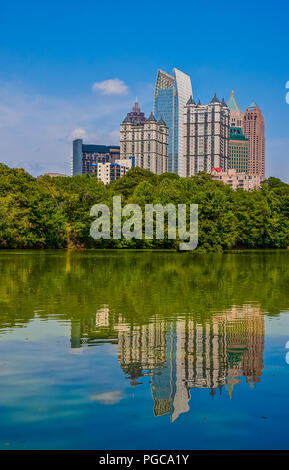 Blick auf die Skyline von Atlanta Piedmont Park mit Reflexionen in See Stockfoto