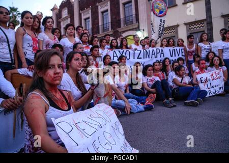 Tausende von Universität von Sonora Studenten auf dem Campus der Universität marschierte Gerechtigkeit im Fall der 43 vermissten Studenten aus Ayotzinapa, Guer zu verlangen. Stockfoto