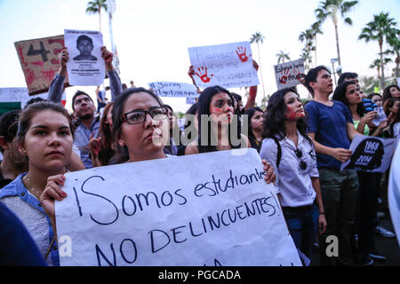 Tausende von Universität von Sonora Studenten auf dem Campus der Universität marschierte Gerechtigkeit im Fall der 43 vermissten Studenten aus Ayotzinapa, Guer zu verlangen. Stockfoto