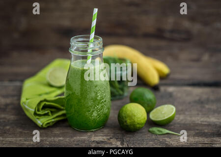 Frische grüne Smoothie auf rustikalem Holz Stockfoto