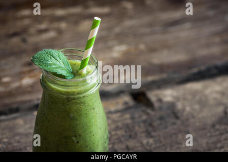 Frische grüne Smoothie auf rustikalem Holz Stockfoto