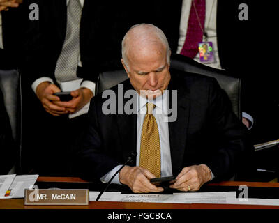 Washington DC. USA. Juni 8, 2017 Senator John McCain (R-AZ) Liest eine Sms während des ehemaligen FBI-Direktor James Comey Zeugnis während seiner Anhörung vor dem Senat Intelligenz Ausschuss Stockfoto