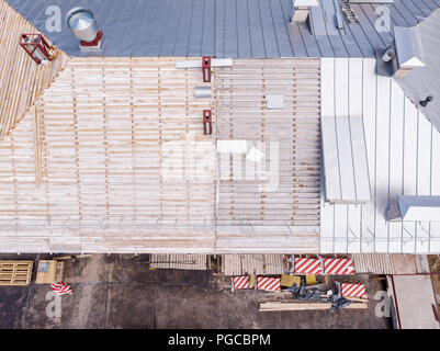 Wohnhaus bau Reparatur oder Sanierung. Neue metalldach. Thermo Isolierung der Fassade Stockfoto