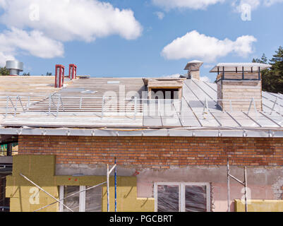 Renovierung von Haus Dach. Baustelle. Antenne Top View Stockfoto