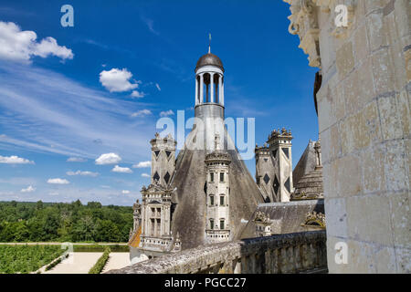 Le Château de Chambord est un Château français situé dans la Commune de Chambord. Architektur extraordinaire imaginée pour la Gloire de François I Stockfoto