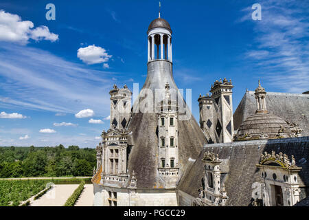 Le Château de Chambord est un Château français situé dans la Commune de Chambord. Architektur extraordinaire imaginée pour la Gloire de François I Stockfoto