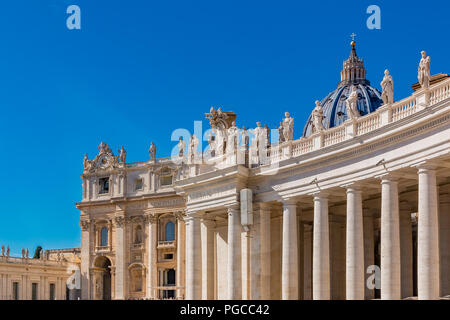 Vatikan Vatikan - Oktober 12, 2016: Berninis Kolonnaden und Sankt Peter (San Pietro) Basilika Kuppel in der Vatikanstadt in Rom, Italien Stockfoto