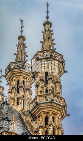 Leuven, Belgien - 19. Januar 2015: Türme der gotischen Rathaus Stockfoto