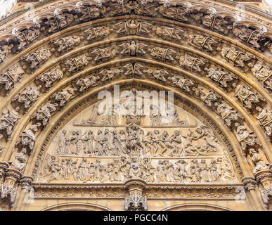 Nahaufnahme der Haupteingangstüre zu Vrouwekathedraal, Kathedrale Unserer Lieben Frau, Antwerpen, Belgien, zwischen 1352 - 1521 erbaut Stockfoto