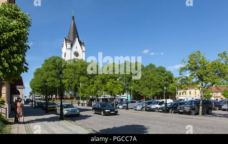 NORA, Schweden am 19. Mai 2018. Im freien Blick auf den Platz und die Kirche. Sonnigen Tag im Frühling. Nicht identifizierte Personen. Redaktionelle Verwendung. Stockfoto