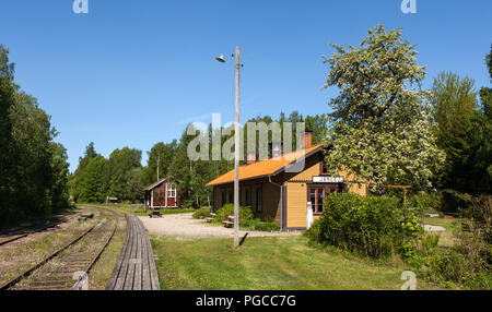 JÄRLE, Schweden am 19. Mai 2018. Der älteste Bahnhof in Schweden. Bäume und ein rotes Gebäude aus Holz. Redaktionelle Verwendung. Stockfoto