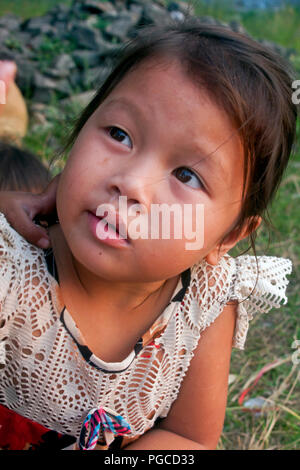 Ein junges Mädchen ist iimpoverished genießen Sie Ihren Tag in einem slumgebiet von Kampong Cham, Kambodscha. Stockfoto