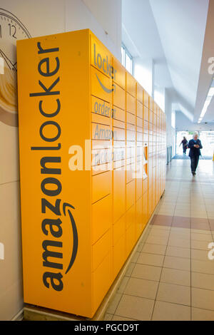 Amazon Schließfächer am Hammersmith Broadway Shopping Centre Stockfoto