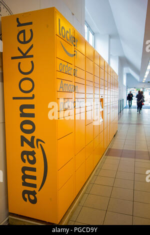 Amazon Schließfächer befinden sich im Hammersmith Broadway Einkaufszentrum, London, England, Großbritannien Stockfoto