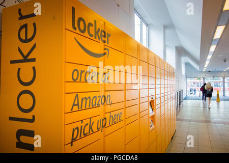 Amazon Schließfächer am Hammersmith Broadway Shopping Centre Stockfoto