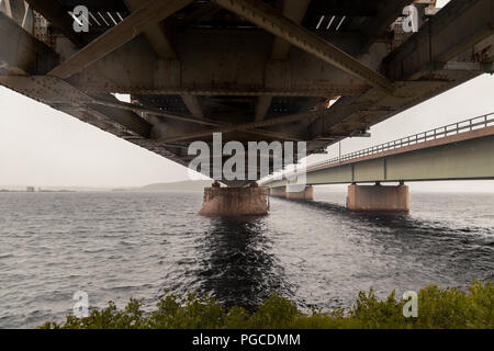 Kemijärvi Finnland, Unterseite der stählernen Eisenbahnbrücke an einem sehr regnerischen Tag Stockfoto