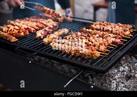 Bar-B-Q oder BBQ mit Kebab kochen. Holzkohlegrill von Hähnchenfleisch Spieße. Grillen Abendessen Stockfoto