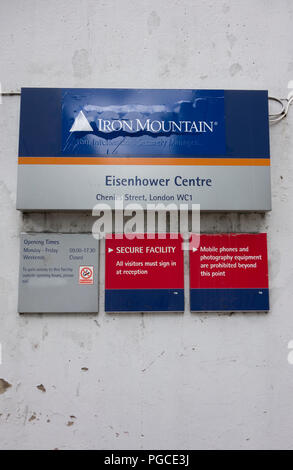 Iron Mountain signage außerhalb des Eisenhower Center, Chenies Street, Westminster, London, WC1, UK Stockfoto