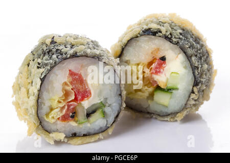 Sushi Rollen japanisches Essen auf weißem Hintergrund. Das japanische Restaurant Menü. Zwei Brötchen mit Lachs, beschichtet mit Fisch Krümel Stockfoto