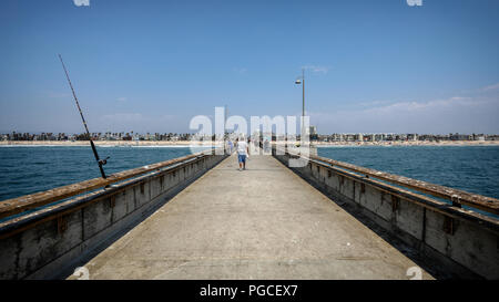 Los Angeles, Vereinigte Staaten von Amerika - 16. Juli 2017: Menschen am Venice Beach Pier. Stockfoto