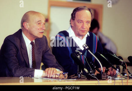 CLAES ZEIME Prüfarzt der Olof Palme Mord 1986 in Stockholm zusammen mit Polizeichef Hans Holmér zu einem pressconference Stockfoto