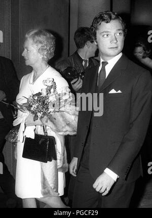 König Carl XVI Gustav mit seiner Mutter Prinzessin Sibylla 1969 als er noch Kronprinz Stockfoto