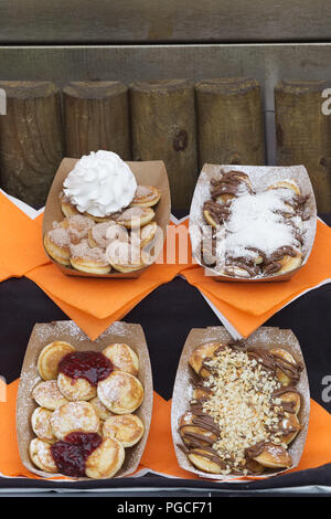 Crapes mit Schokolade Saucen und Rahm Stockfoto