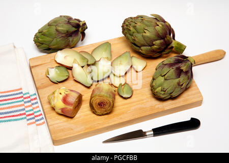 Artischocken mit Käse und Walnüssen. Schritt für Schritt. Zubereitetes Gericht: BM 8120 Stockfoto