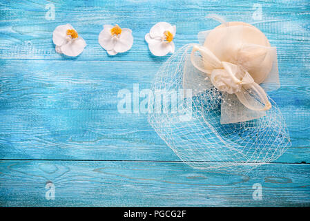 Die elegante Dame Hut auf einem blauen Hintergrund aus Holz Stockfoto