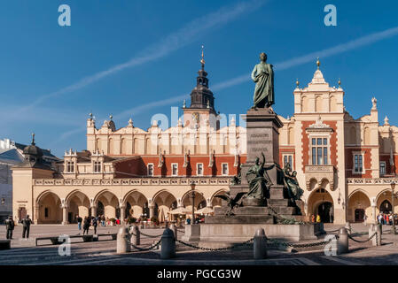 Das Adam-Mickiewicz-Denkmal und die Tuchhallen im historischen Zentrum von Krakau, Polen, an einem sonnigen Tag Stockfoto