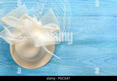 Die weiße Dame Hut auf einem blauen Hintergrund aus Holz Stockfoto