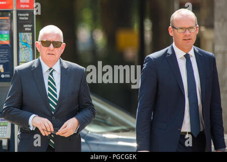 Pressekonferenz mit irischen Vertreter Herr Simon Coveney T.D., Stellvertretende Premierministerin und Ministerin für auswärtige Angelegenheiten und Handel und Herr Charles Flanagan, T.D., Minister für Gerechtigkeit und Gleichheit, nach einer Sitzung des britisch-irischen Regierungskonferenz. London, Großbritannien. Mit: Herr Charles Flanagan T.D. Minister für Justiz und Gleichberechtigung, Herr Simon Coveney T.D. Stellvertretende Premierministerin und Ministerin für auswärtige Angelegenheiten und Handel Wo: London, England, Großbritannien Wann: 25 Aug 2018 Quelle: Wheatley/WANN Stockfoto