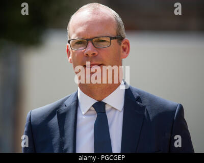 Pressekonferenz mit irischen Vertreter Herr Simon Coveney T.D., Stellvertretende Premierministerin und Ministerin für auswärtige Angelegenheiten und Handel und Herr Charles Flanagan, T.D., Minister für Gerechtigkeit und Gleichheit, nach einer Sitzung des britisch-irischen Regierungskonferenz. London, Großbritannien. Mit: Herr Simon Coveney T.D. Stellvertretende Premierministerin und Ministerin für auswärtige Angelegenheiten und Handel Wo: London, England, Großbritannien Wann: 25 Aug 2018 Quelle: Wheatley/WANN Stockfoto