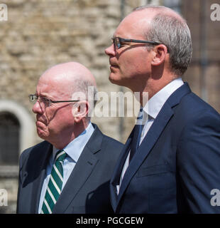 Pressekonferenz mit irischen Vertreter Herr Simon Coveney T.D., Stellvertretende Premierministerin und Ministerin für auswärtige Angelegenheiten und Handel und Herr Charles Flanagan, T.D., Minister für Gerechtigkeit und Gleichheit, nach einer Sitzung des britisch-irischen Regierungskonferenz. London, Großbritannien. Mit: Herr Charles Flanagan T.D. Minister für Justiz und Gleichberechtigung, Herr Simon Coveney T.D. Stellvertretende Premierministerin und Ministerin für auswärtige Angelegenheiten und Handel Wo: London, England, Großbritannien Wann: 25 Aug 2018 Quelle: Wheatley/WANN Stockfoto